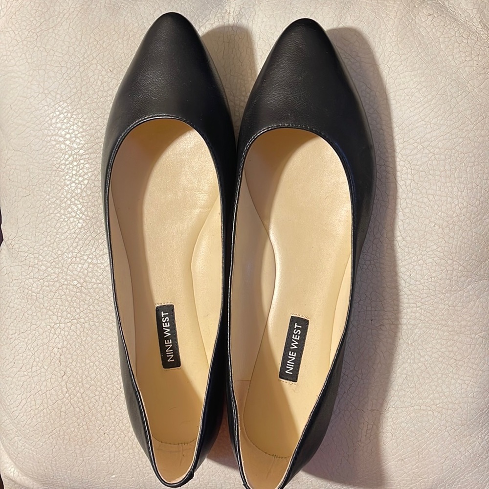 Black flat 9 1/2W Nine West pointed toe shoe